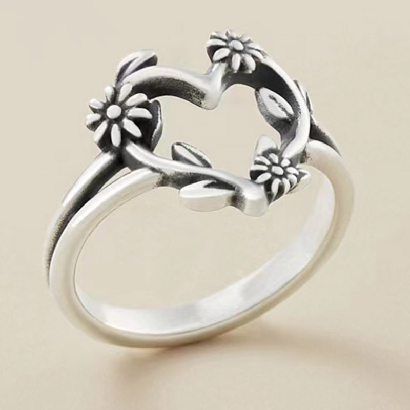 

1pc Fashion Ring For Girls, Copper Material, With Flower Pattern And Heart Shaped Design, Suitable For Party And Gift
