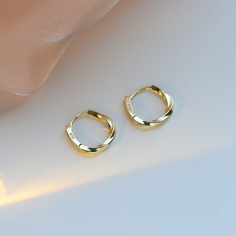 

1 Pair Of S925 - Hypoallergenic - 18k Gold Plated - Stylish Simple Buckle Design - Daily Wear Maintenance Piercing - Suitable For Women And Men With Pierced Ears