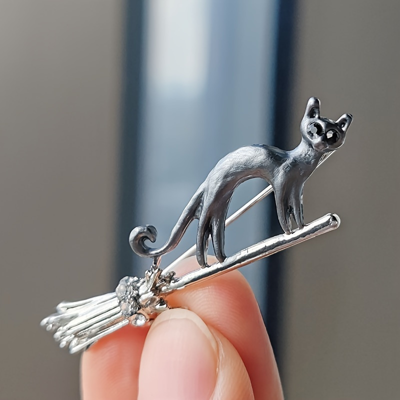 

Elegant Cat On Broomstick Brooch Pin: Enchanting Dual-tone Flying Cat Badge, Whimsical Jewelry Accessory For Outfits - Perfect For Parties And Everyday Wear