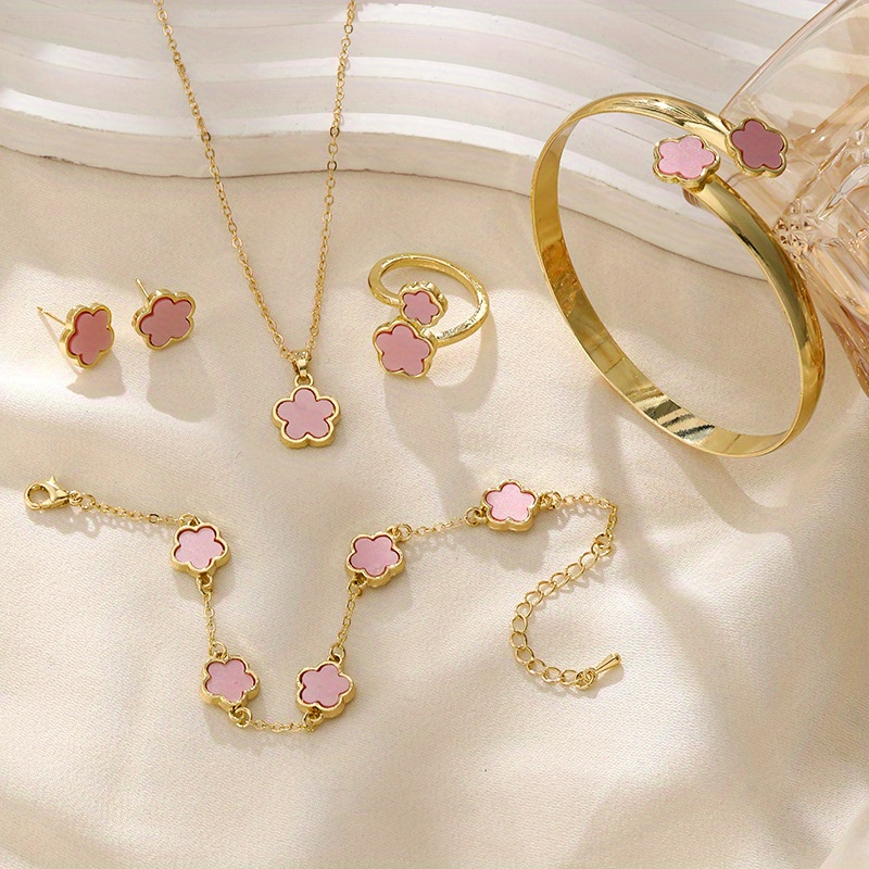 

6pcs Exquisite Alec Clover Flower Sweet Fashion Golden Stainless Steel Necklace Bracelet Earrings Ring Jewellery Set Female Party Gift Party Dating