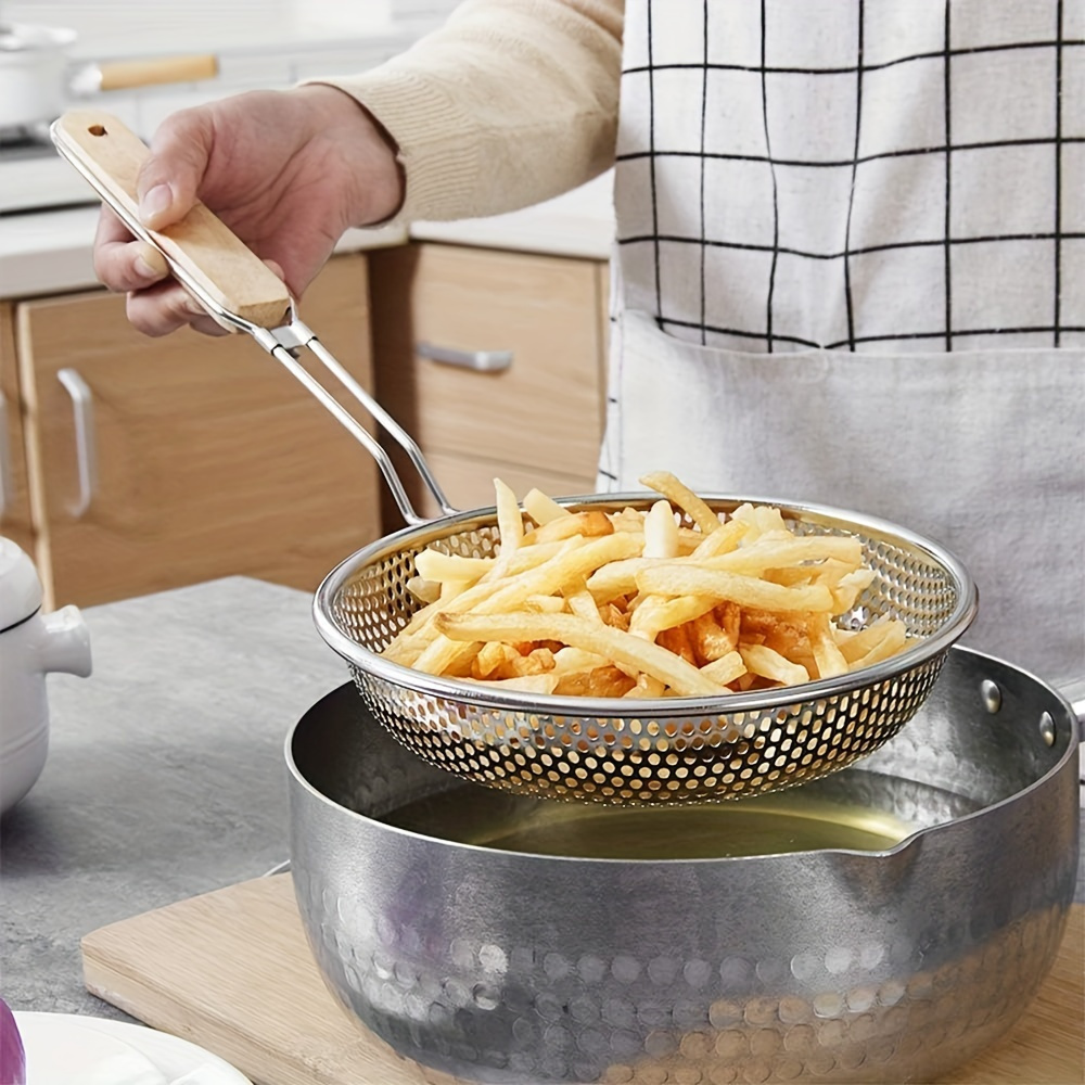 

Passoire en acier inoxydable avec poignée en bois : Parfaite pour égoutter les pâtes, les légumes et plus encore dans la cuisine.