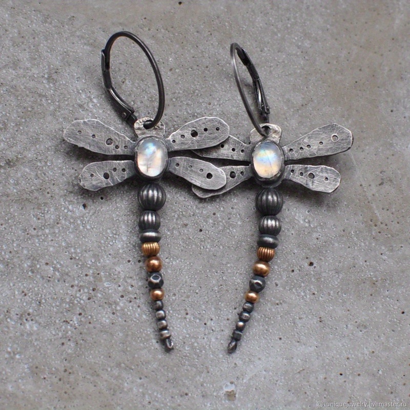 

Pair Of Exquisite Dragonfly Patterned Bohemian Vintage Bronze And Silvery Earrings For Women, Suitable For Daily Wear, Parties, And Banquets.