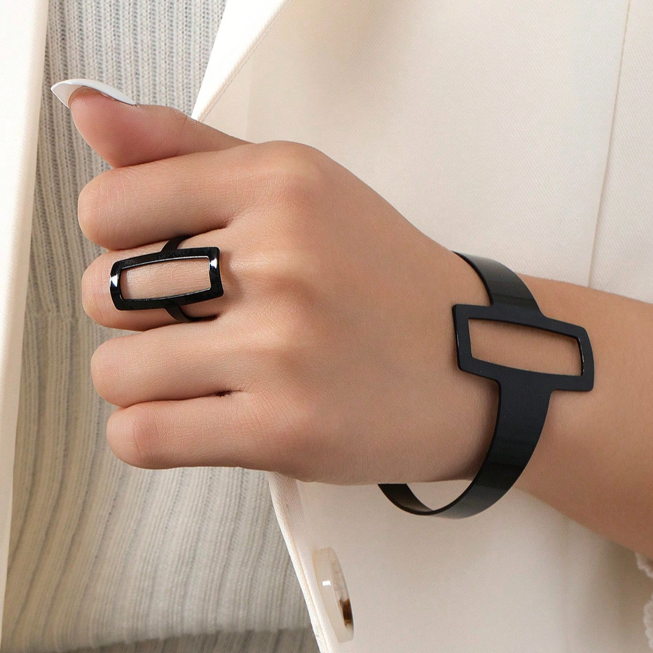 

2pcs Set Of Black Geometric Cut-out Bangle Ring Set, Popular Among Ladies For Holiday, Travel And Festival Gift