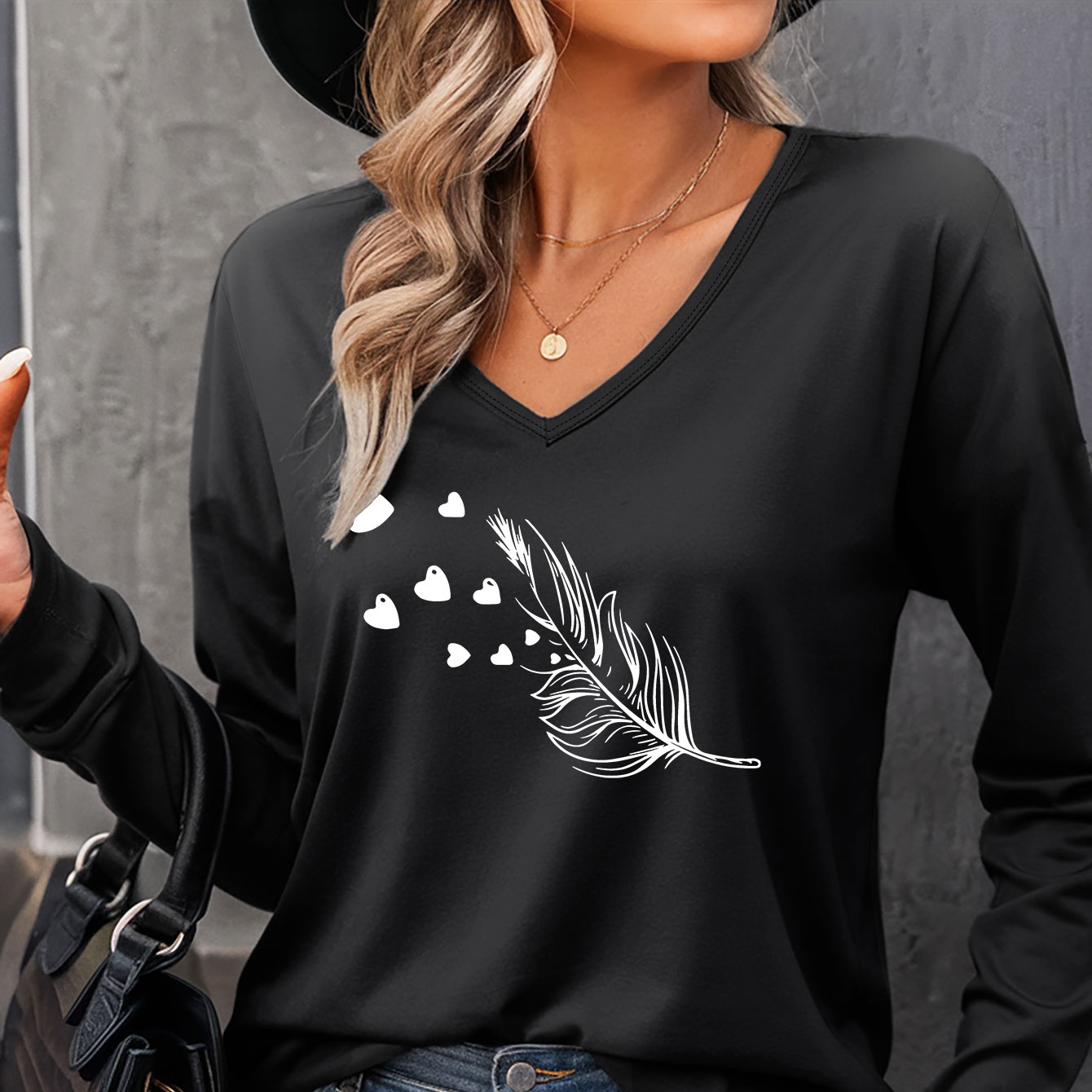 

T-shirt à imprimé de plumes de cœur, haut décontracté à col en V à manches longues pour le printemps et l'automne, vêtements pour femmes