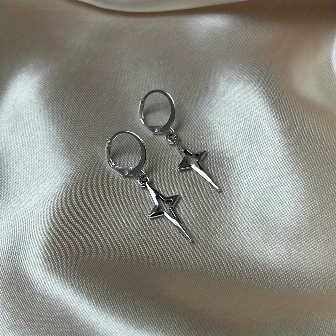 

1 Pair Of Fashion Hollow Star Hanging Earrings, Simple Hip-hop Earrings Gifts.
