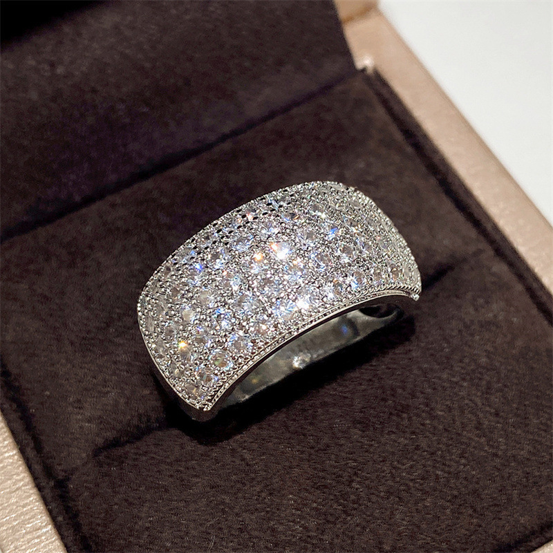 

A Luxurious And Sparkling Silvery Alloy Ring With Rhinestones, Women's As An Engagement Ring.