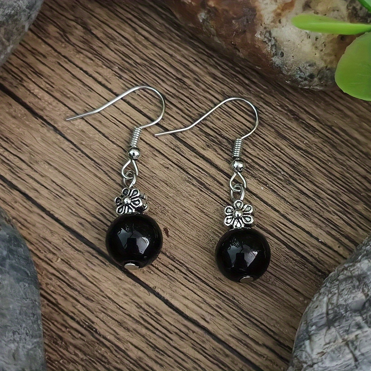 A Pair Of Black Glass Round Earrings For Women, Suitable For Everyday Wear