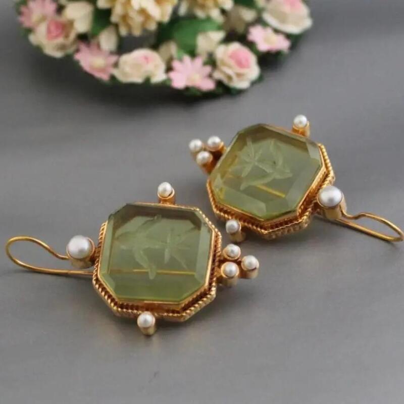 

2pcs Exquisite Hexagon Green Imitation Crystal Imitation Pearl Retro Copper Golden Earrings Women Daily Party Birthday Gift