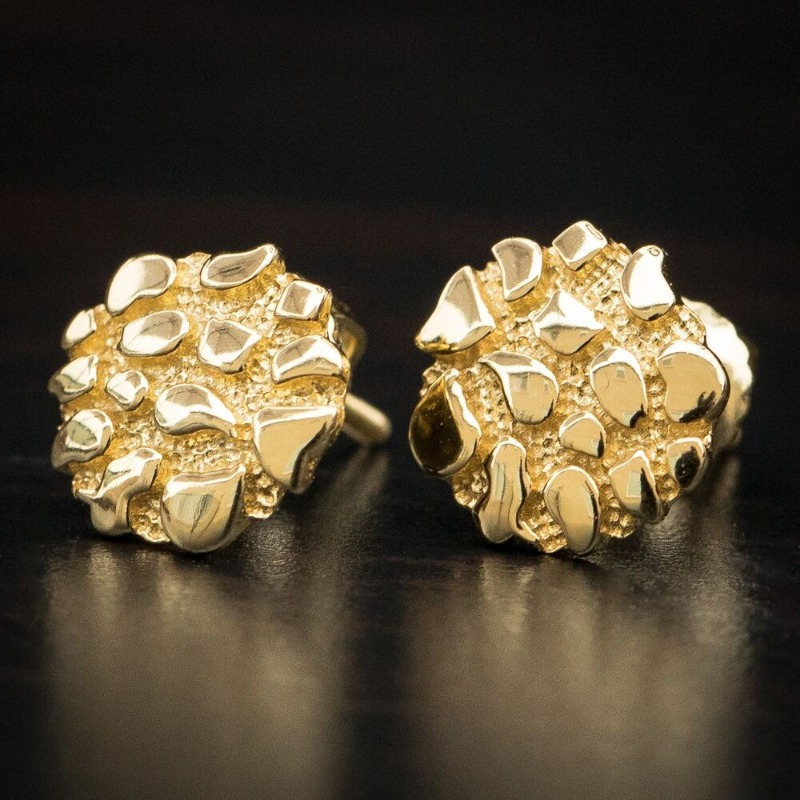 

A Pair Of European Style Gold-plated Retro Fashion Men's And Women's Stud Earrings Are Perfect For Anniversaries And Birthday Gifts For Parties And Evening Parties