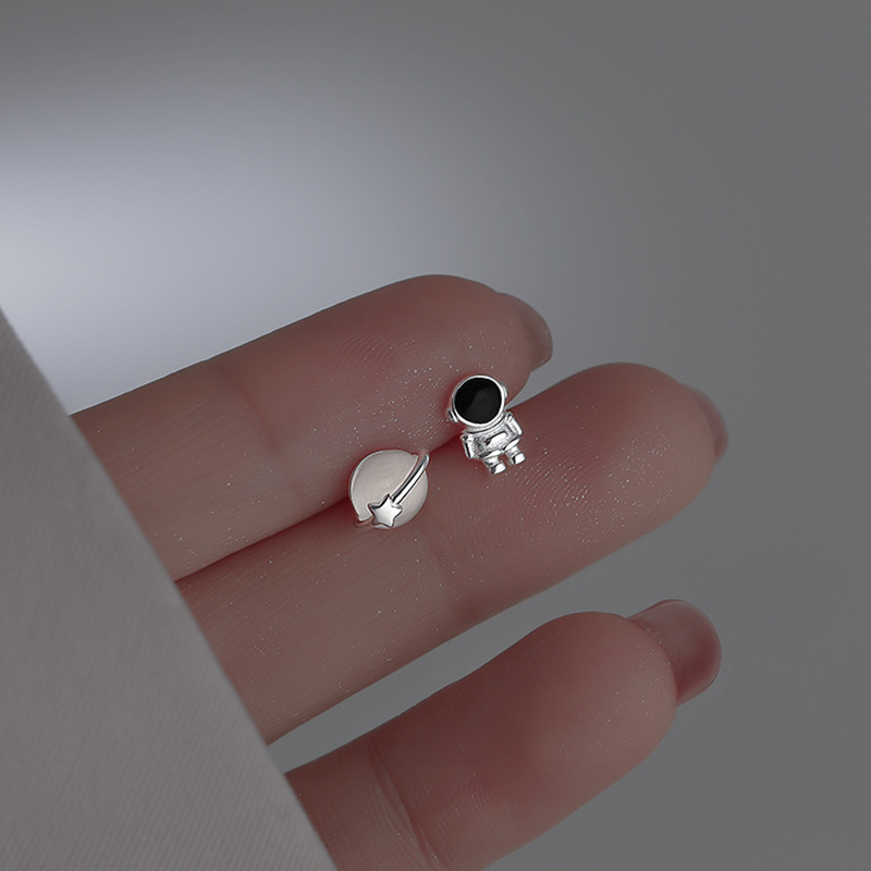 New Astronaut Planet Earrings Female Hip-hop Niche Design Sense Light Luxury Asymmetric Earrings Earrings Daily Versatile Fashion Vacation Gift Cute Students
