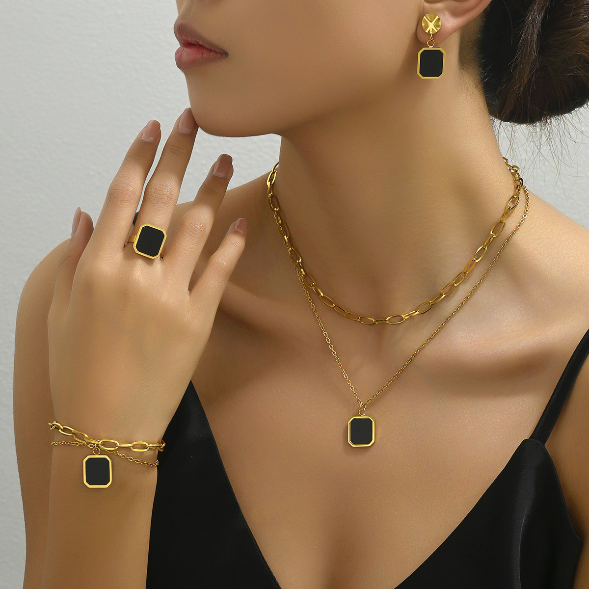 

5pcs Set Of Golden Jewelry 18k Gold-plated Square Necklace Earrings Jewelry Ring Set Ins Personality Retro Korean Fashion Trend Gift Daily Street Commuting Party To The Holiday Party To Wear.