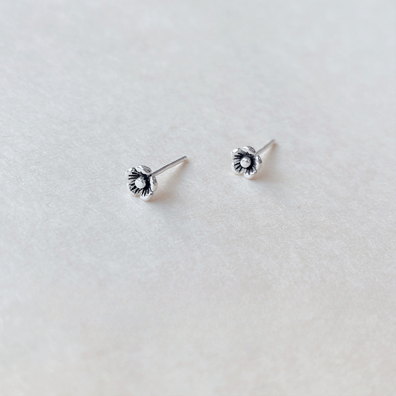 TEMU Pair Of S925 Silver Retro Flower Earrings - Low Allergy Plating With 925 Silver - Simple And Delicate Five-petal Flower Earrings - Suitable For - Gift