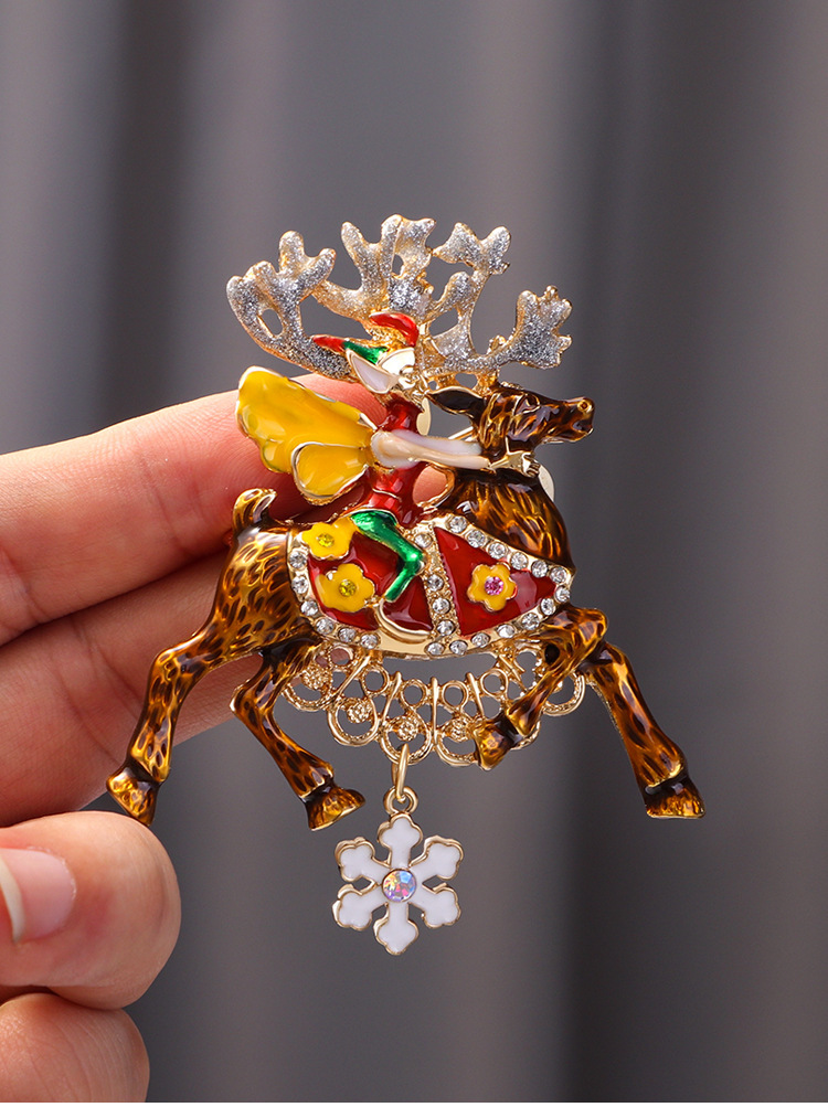 zamonaviy hayvon shaklidagi va emalli qor yog‘ingochi bilan bezatilgan brosh, kristalli qor qobig‘i bilan, yangi yil uchun ajoyib sovg‘a, ayollar va erkaklar uchun bayram dasturxoni aksessuari, tafsilotlar 0