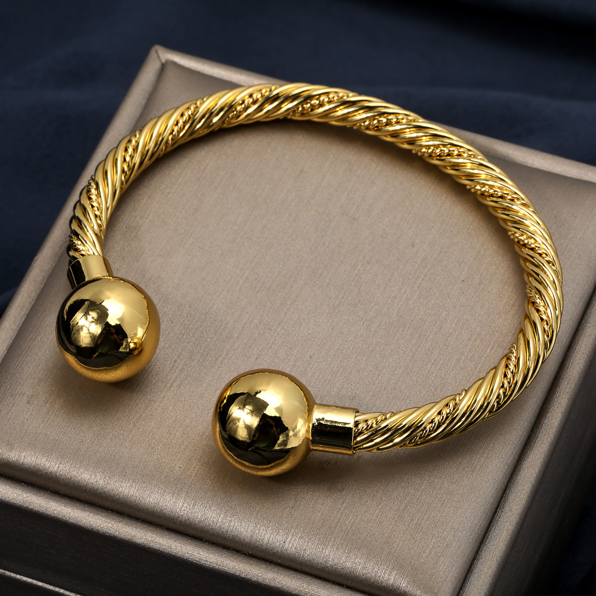 E-shop Exquisites stilvolles verdrehtes offenes Kupfer-Armreif-Armband für Männer Frauen, Schmuck für den Partys