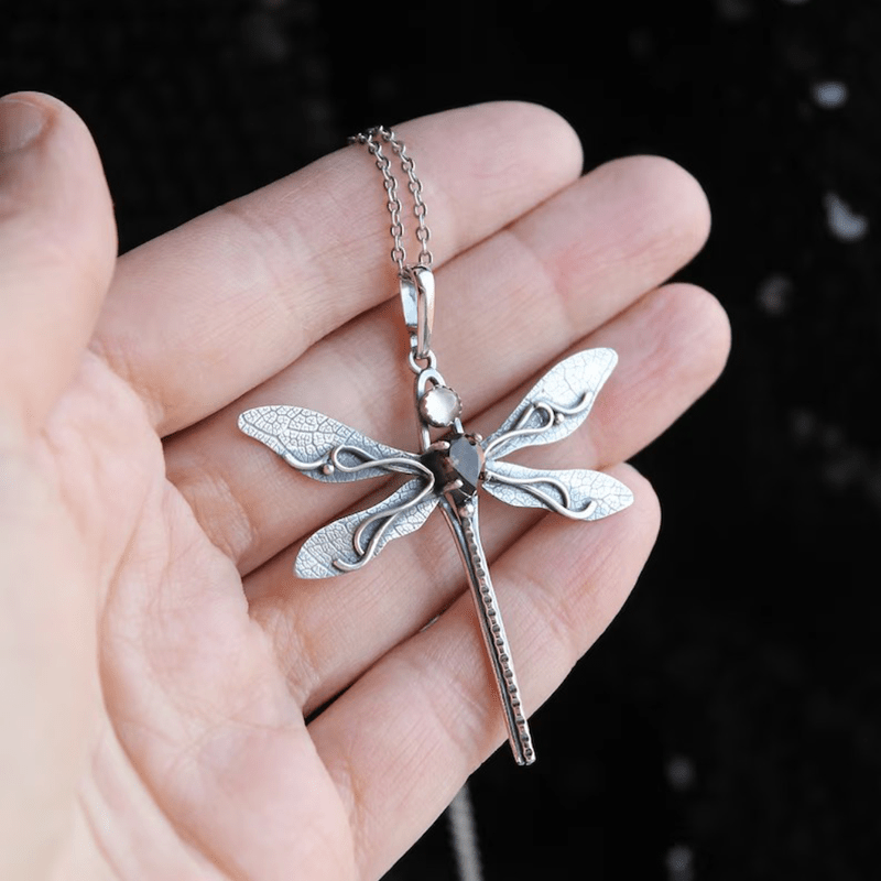 

A Delicate Dragonfly Pendant Necklace With A Unique Style, Made Of Stainless Steel In Silvery Color, Perfect For Daily Wear Or As A Gift For Women At Parties.