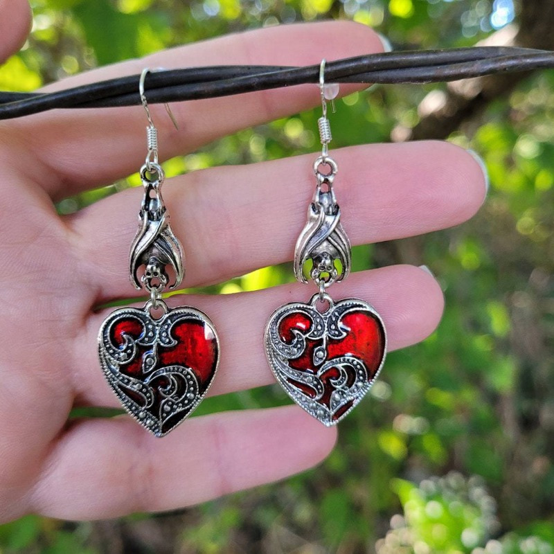 

1 Pair Of Gothic Mysterious Earrings, Vintage Dark Upside Down Bat Red Heart-shaped Hook Earrings, Party Jewelry