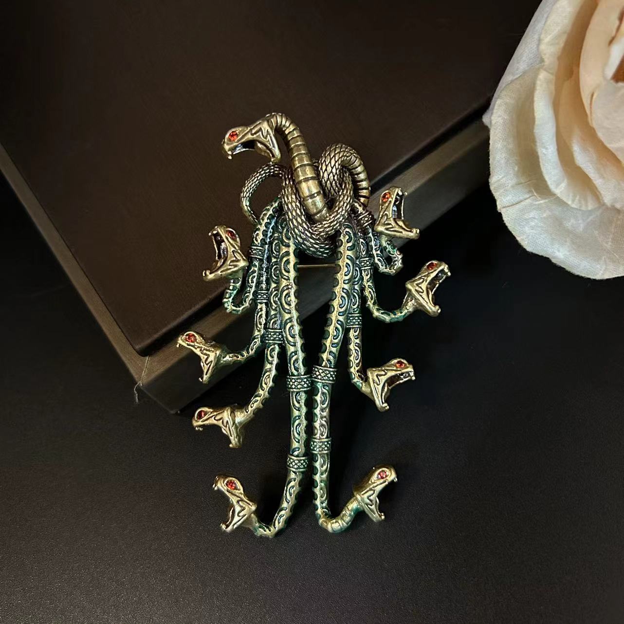 

Unique Hydra Brooch Pin - Vintage Style Alloy Animal Badge For Clothing & Backpacks,