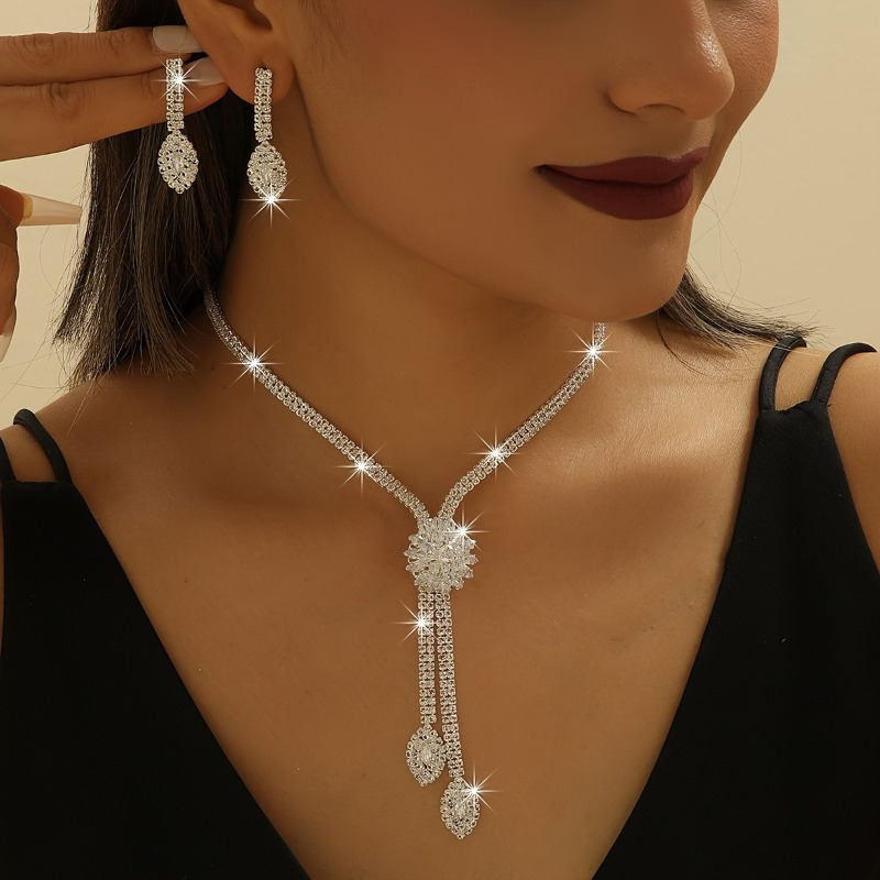 

A Set Of Bridal Jewelry Pieces, Featuring A Sophisticated Cz , Necklace And Earring Set, Showcasing A Lavish , Perfect For Brides' Fashionable Accessories And Occasions Like Eid .