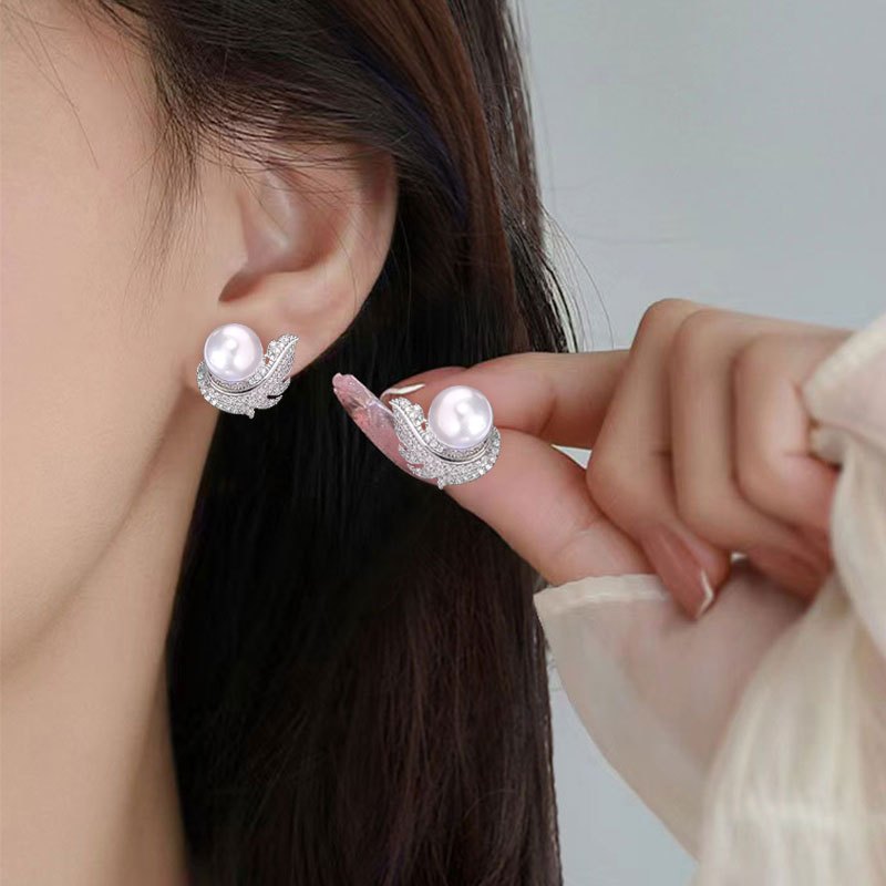 

1 Pair Feather Faux Pearl Earrings, High-grade Light Luxury Female Studs Earrings