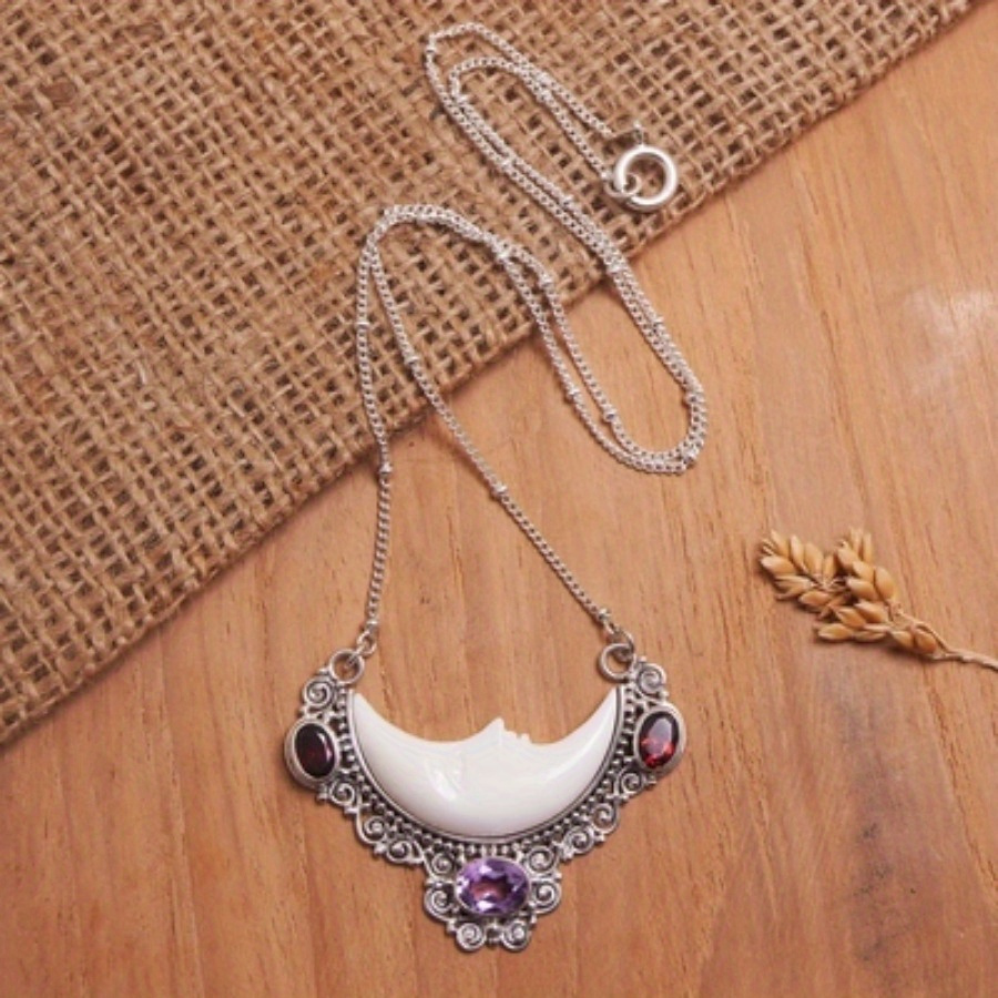 

A Stylish And Creative Moon Necklace, A Unique Necklace Jewelry, A Necklace For Men And Women, The Perfect Jewelry Gift For Loved Ones And Friends.