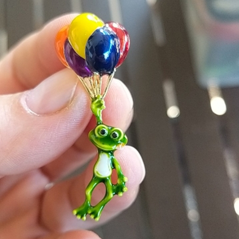 

Cute Enamel Frog Brooch With Colorful Balloon Animal Pins - Novelty Themed Party Jewelry Accessories For Men And Women