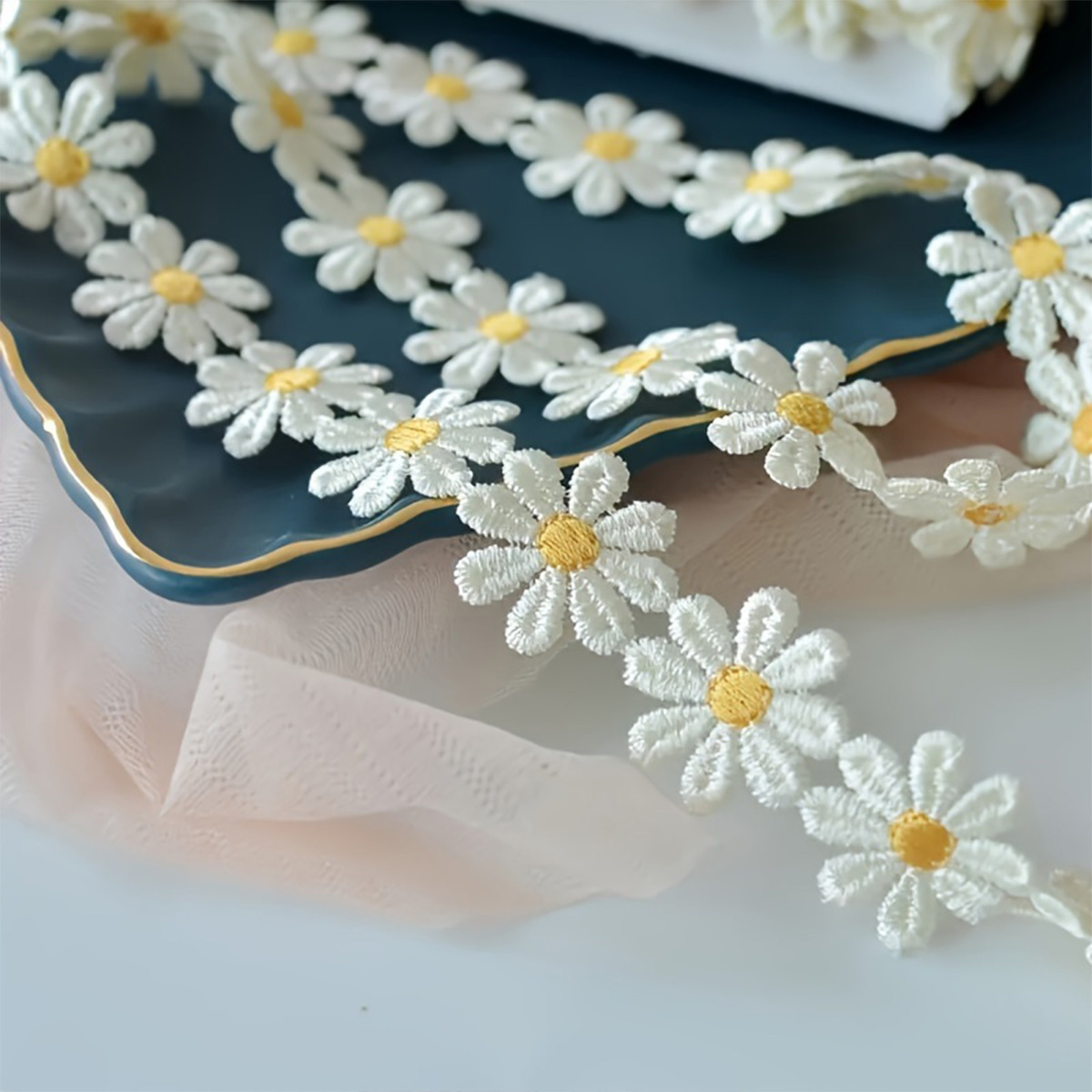 

Daisy Lace Trim, /5 Yards - Embroidered Water-soluble Flowers, Diy Sewing Craft Fabric, Floral Decals, Suitable For Clothing, Jar Decoration