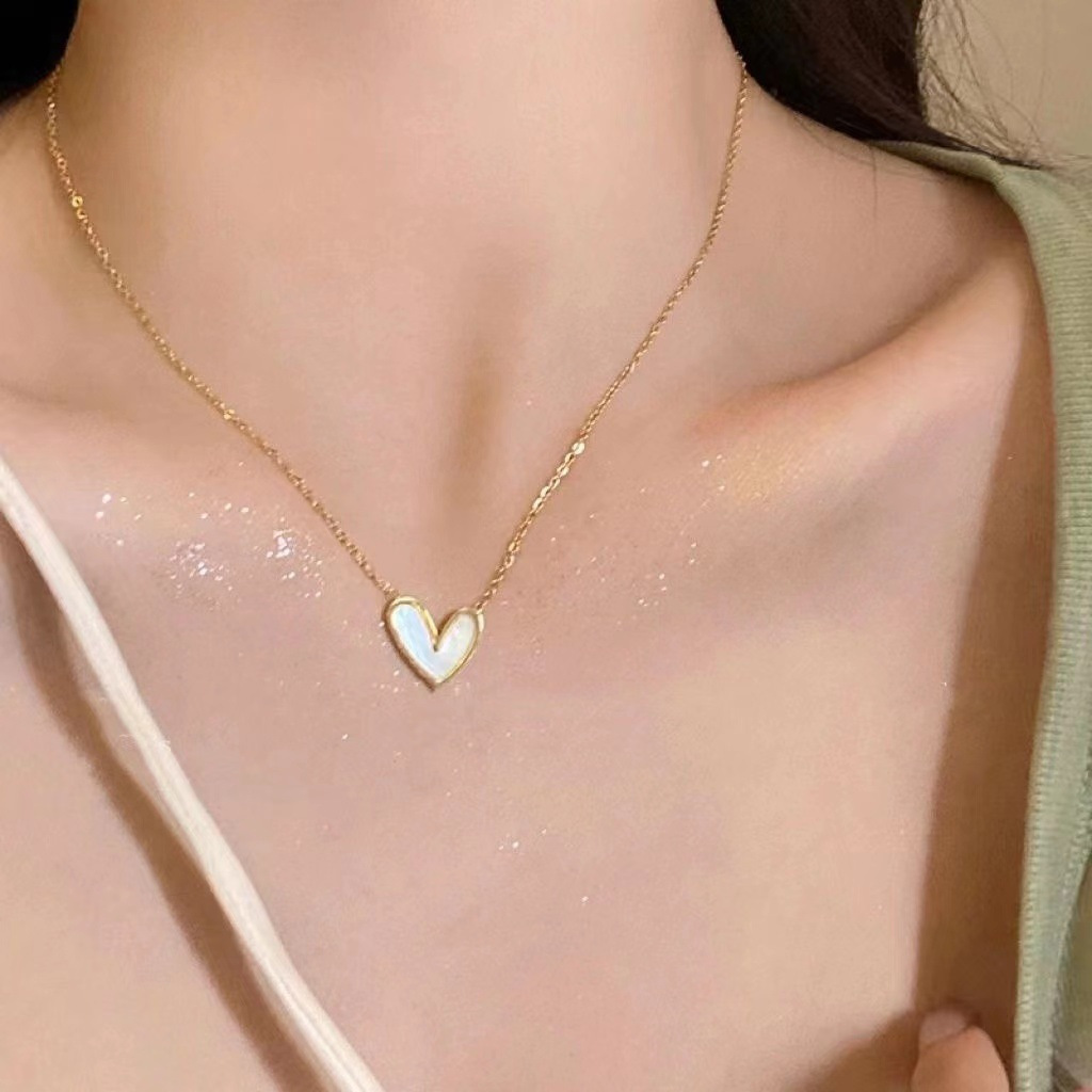 

Golden Love Heart Necklace Female Luxury Clavicle Chain Personality Design Simple Necklace