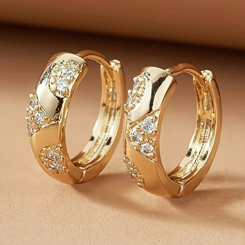 1 Pair Women's Fashion Hoop Earrings Exquisite Carved Floral Pattern Earrings Inlaid Synthetic Zirconia Women' Casual Vacation Jewelry Additions