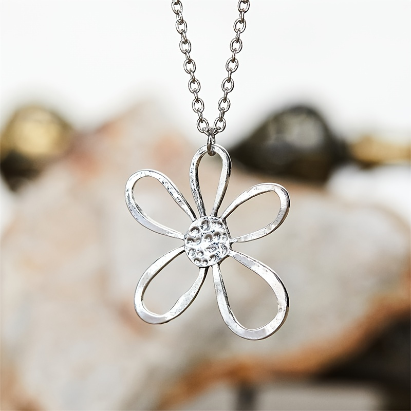 

Exquisite Silvery Hollow Flower Shape Pendant Necklace - Delicate Bohemian Chic Jewelry For Women, Simple Yet Elegant Party Gift, Perfect For Any Occasion