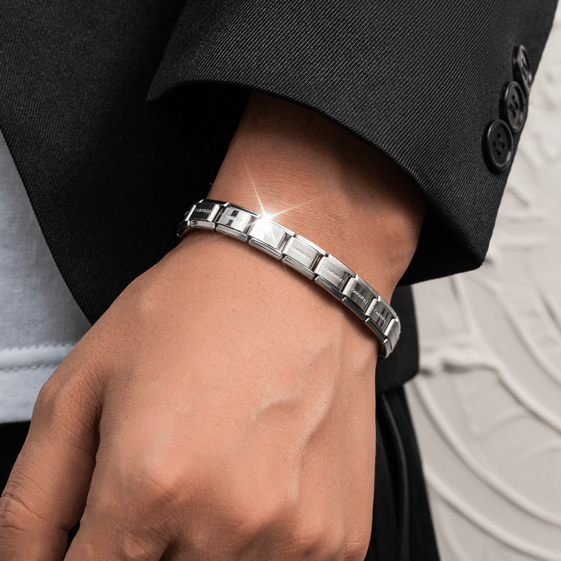 

A Simple And Stylish Silvery Stainless Steel Titanium Steel Bracelet For Men's