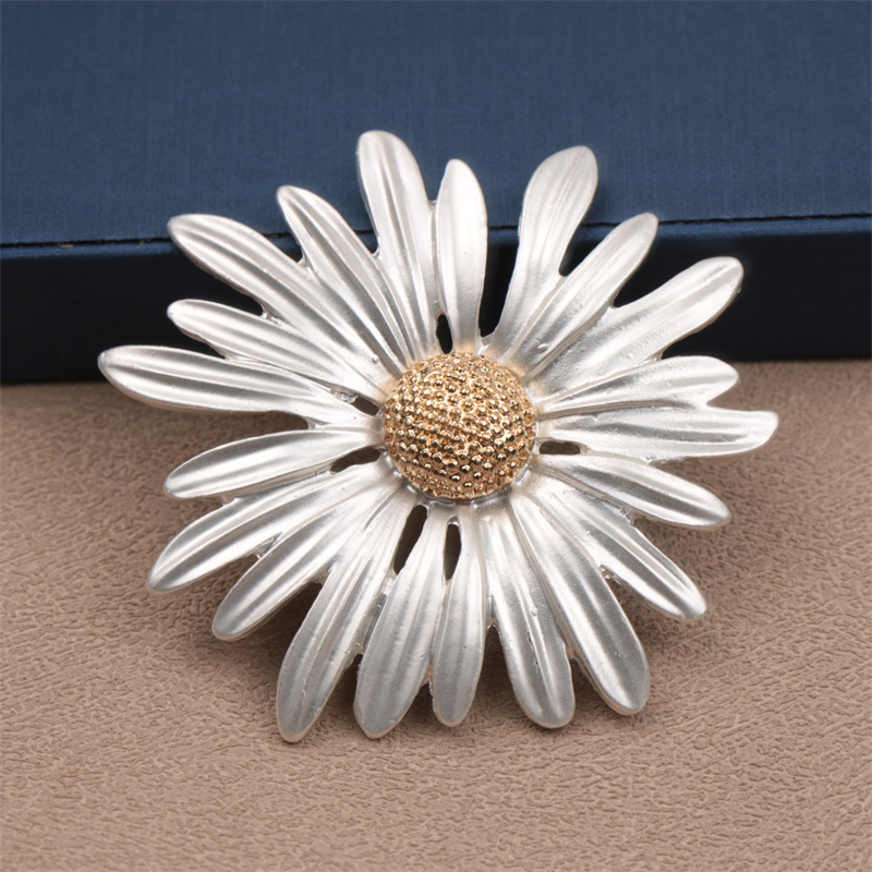 

1pc Shaped Brooch For Women Dress Sweater Clothing Decorative Accessories