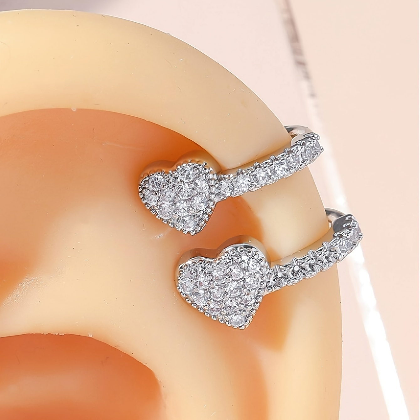 

1pc Sparkling Heart Clip-on Earrings For Women - Alloy With Zirconia , Elegant & Sexy Design, Ideal For Summer Dates & , Gift For Her|sparkling Accessories|zirconia Inlaid, Novelty Earrings