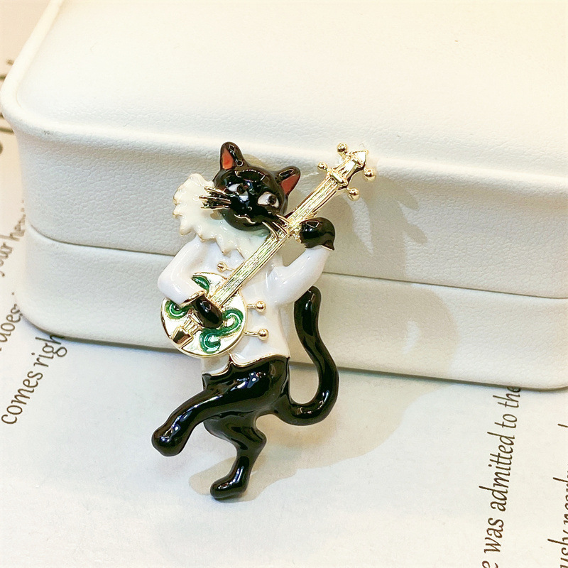 

Elegant Enamel Cat Playing Electric Guitar Pin - Animal Shape Brooch For Men And Women, Novelty Music-inspired Kitten Lapel Badge