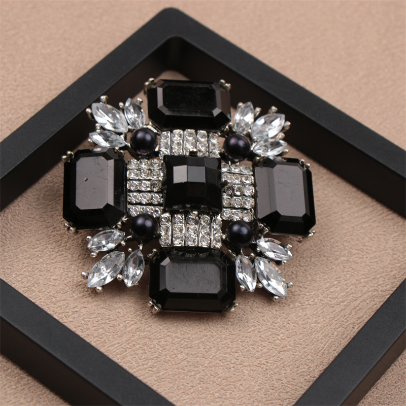 

Elegant Rhinestone Brooch, Unconventional Design, Water-cut, Perfect For Travel, Party, Daily Wear, And Accessories Decoration