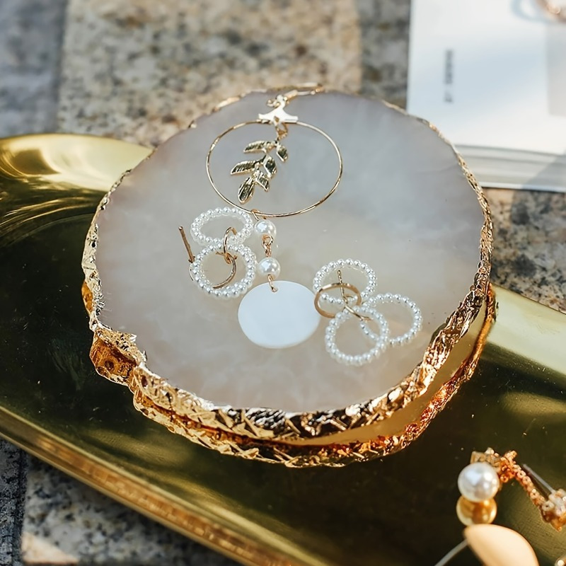 

Plateau élégant en agate pour bijoux avec bordure dorée, 1 pièce - Idéal pour les bagues, les boucles d'oreilles et les bibelots, zone de sécurité sans alcool.