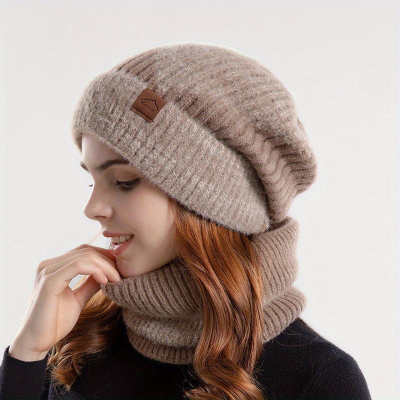 

Bonnet extensible en polaire pour femme avec écharpe, doux et léger, matière acrylique, entretien facile, parfait pour le ski d'hiver et le temps froid.