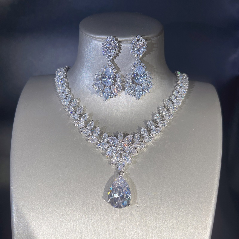 

2pc High End Heavy Explosion Flash Simulation Mozambique Diamond Luxury Pendant Necklace Women's Set