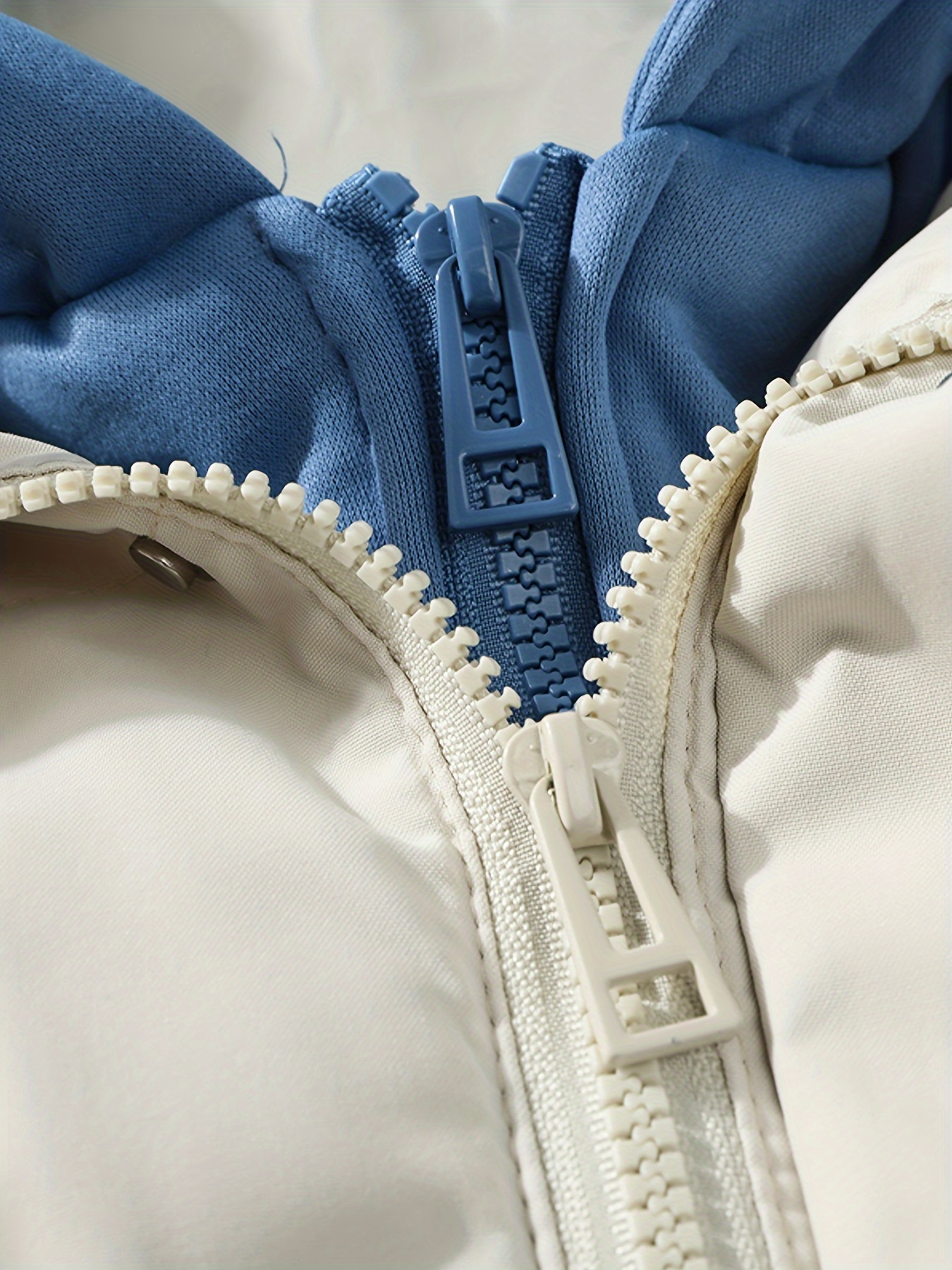 Veste d'hiver à capuche noire élégante pour homme - Chaude, isolée et épaisse pour les temps froids, à porter décontractée avec des poches, design zippé, parfaite pour les activités de plein air, vestes d'hiver pour homme