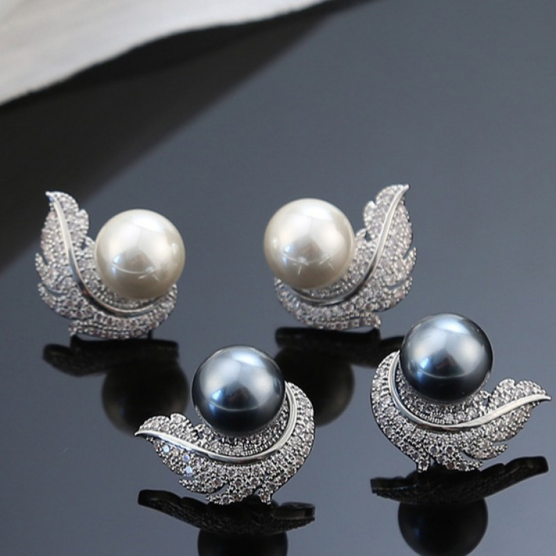 

1 Pair Of Temperament Inlaid Zircon Feather Pearl Earrings