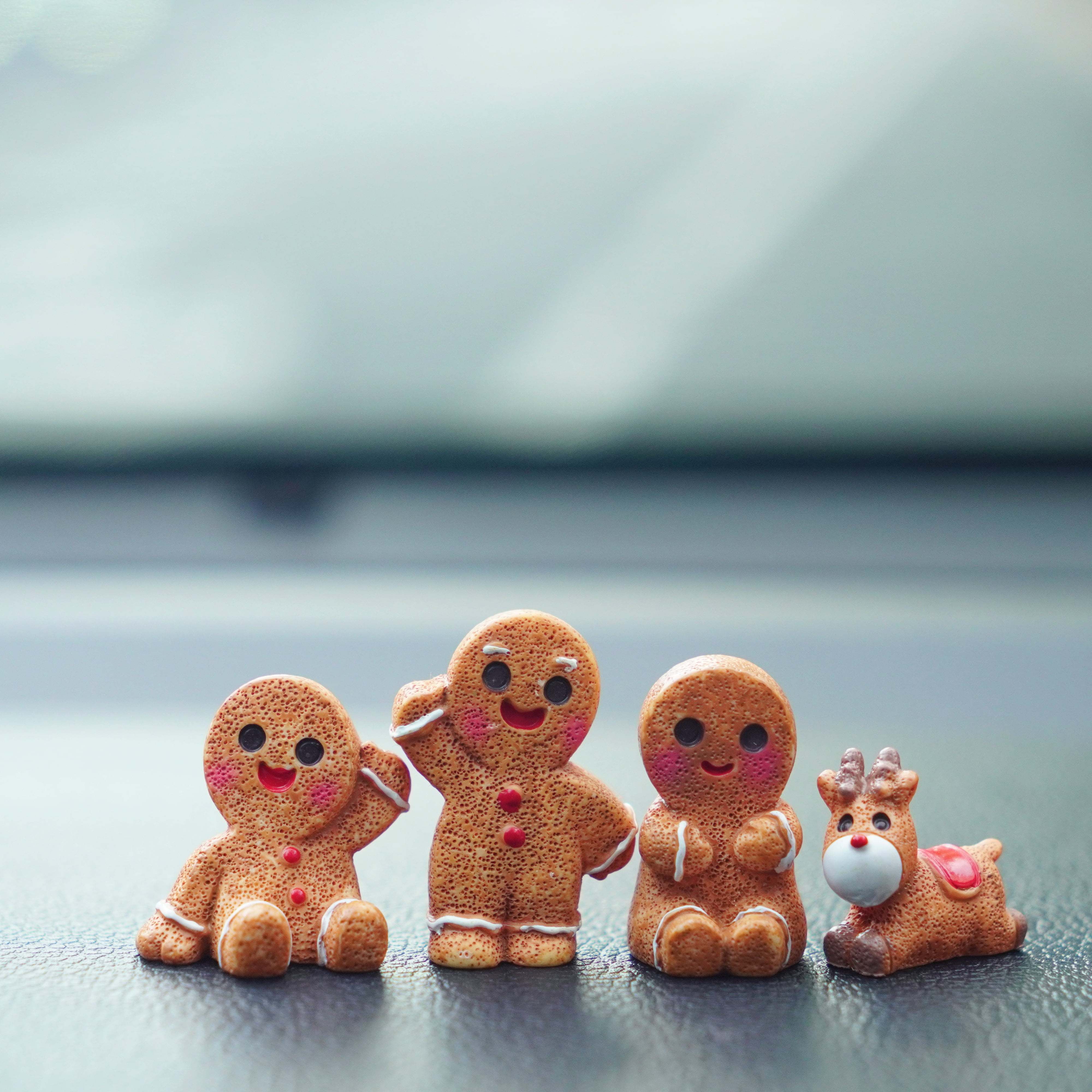 

Resin Gingerbread Figurines Set - Handcrafted Collectible Decor - No Electricity Required - Ideal For Room Types - Christmas & Thanksgiving Decorations - Cartoon Theme