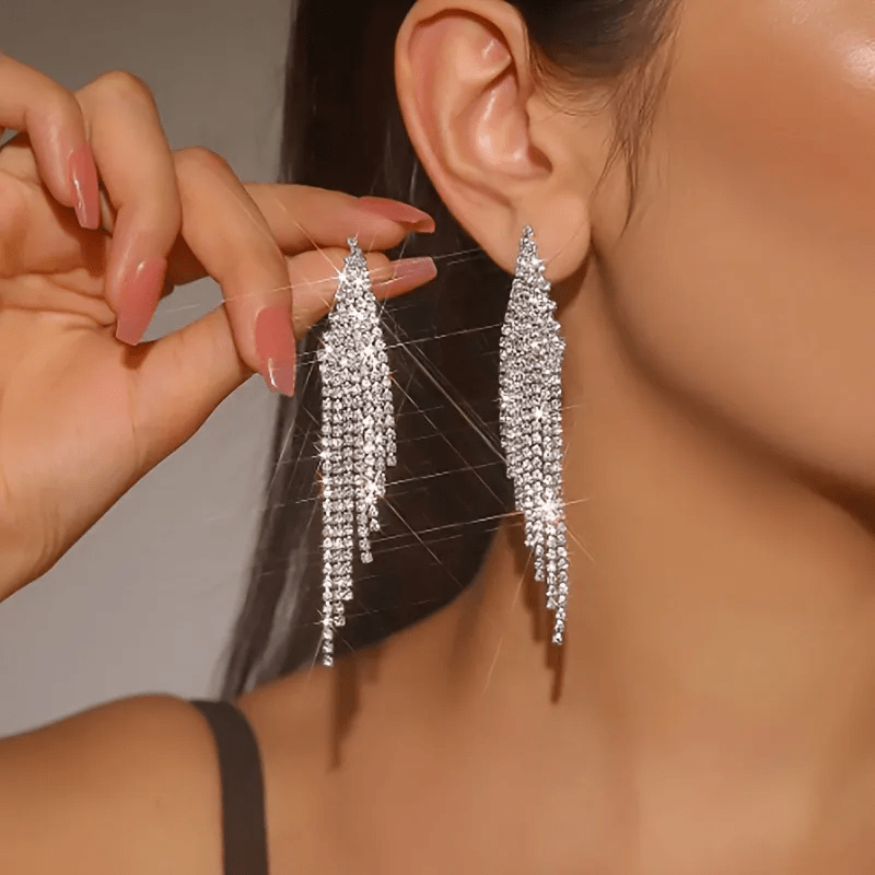 

Exaggerated And Personalized Sexy Tassel Earrings Women's Elegant Long Diamond Nightclub Earrings European And American Claw Chain Earrings