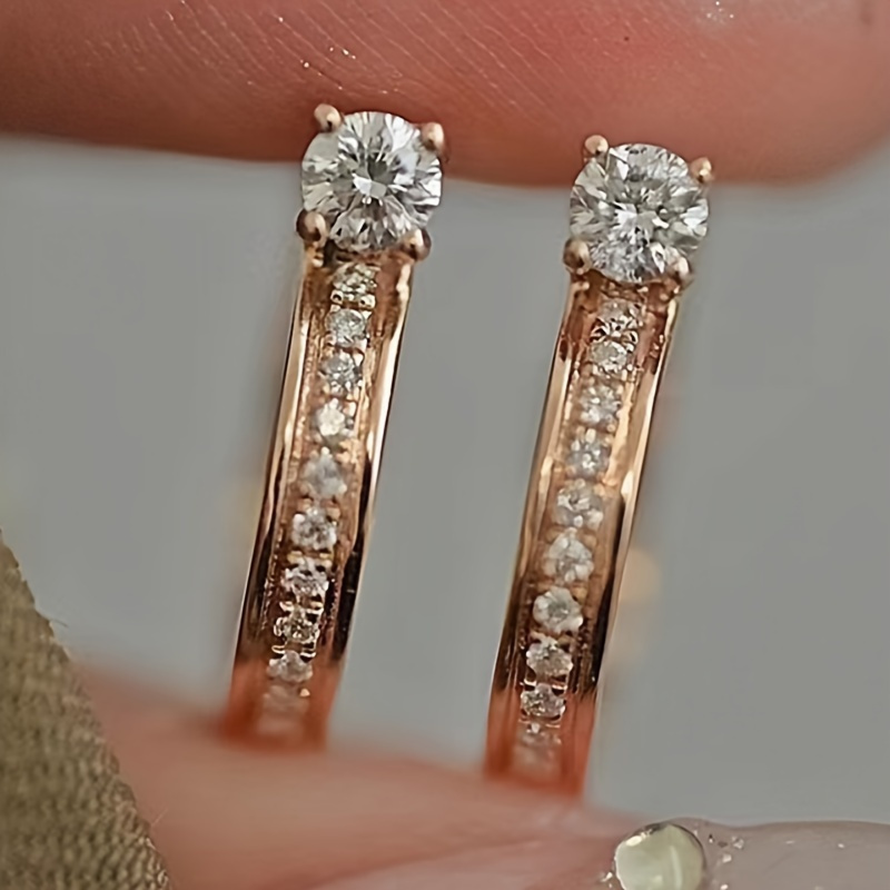 E-shop Ein Paar stylische Damen-Ohrringe mit einem einfachen und klassischen Vierzack-Design mit synthetischem Zirkonia, für den alltäglichen