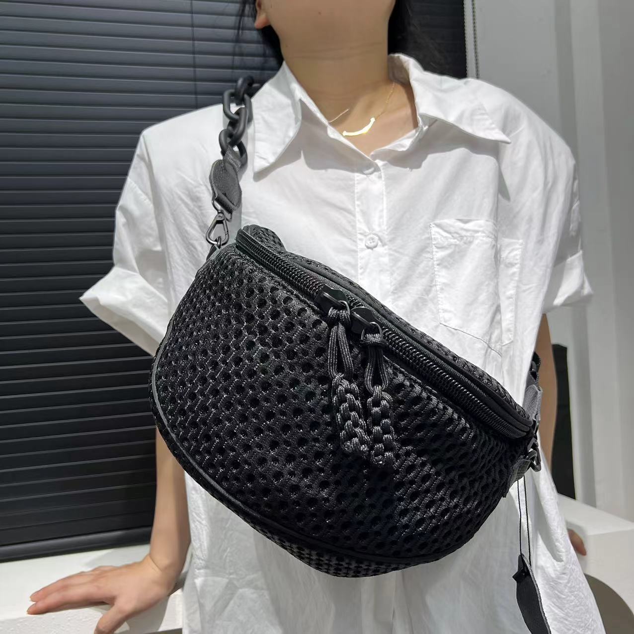 

Sac de Poitrine Sportif en pour Femme - Léger et Décontracté, Multi-Poches, Bandoulière Ajustable, Fermeture Éclair, Nylon, Noir