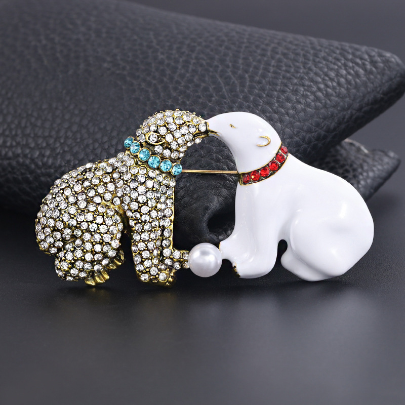 zamonaviy hashamatli emaliy ayiqli brosh pin yangilik hayvon shakli bilan sun'iy marjon rhinestones noyob noaniq dizayn zargarlik buyumlari palto uchun aksessuar qutbli ayiqlik quchoqlash o'pish korset sovg'a tafsilotlari 4