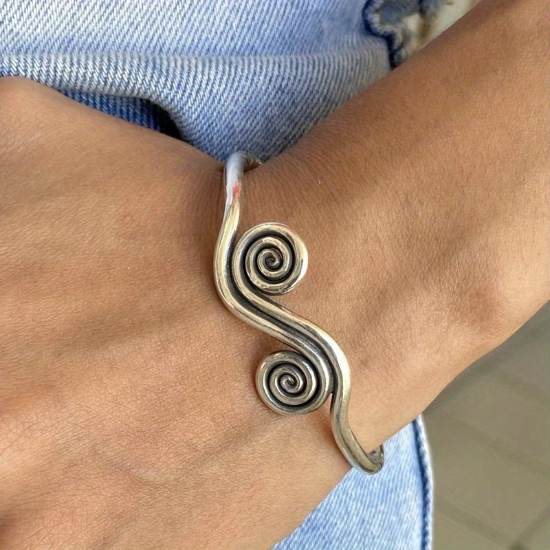 E-shop Handgefertigtes Boho-Armband mit und bedeutungsvollen Gravuren, verstellbar und für Damen und Herren geeignet