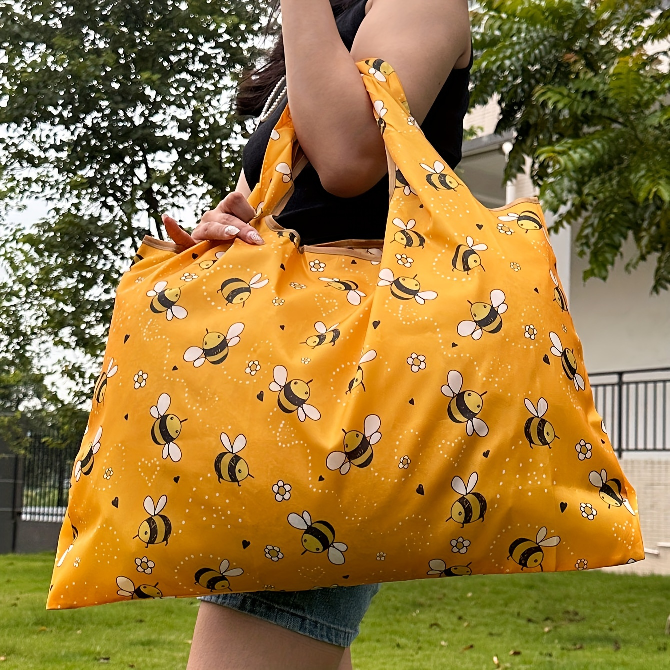 Image of Reusable Grocery Bags Made Of Cartoon Bee Oxford Cloth - Sturdy, Square-shaped, And Spacious Lightweight Tote For Shopping And Travel