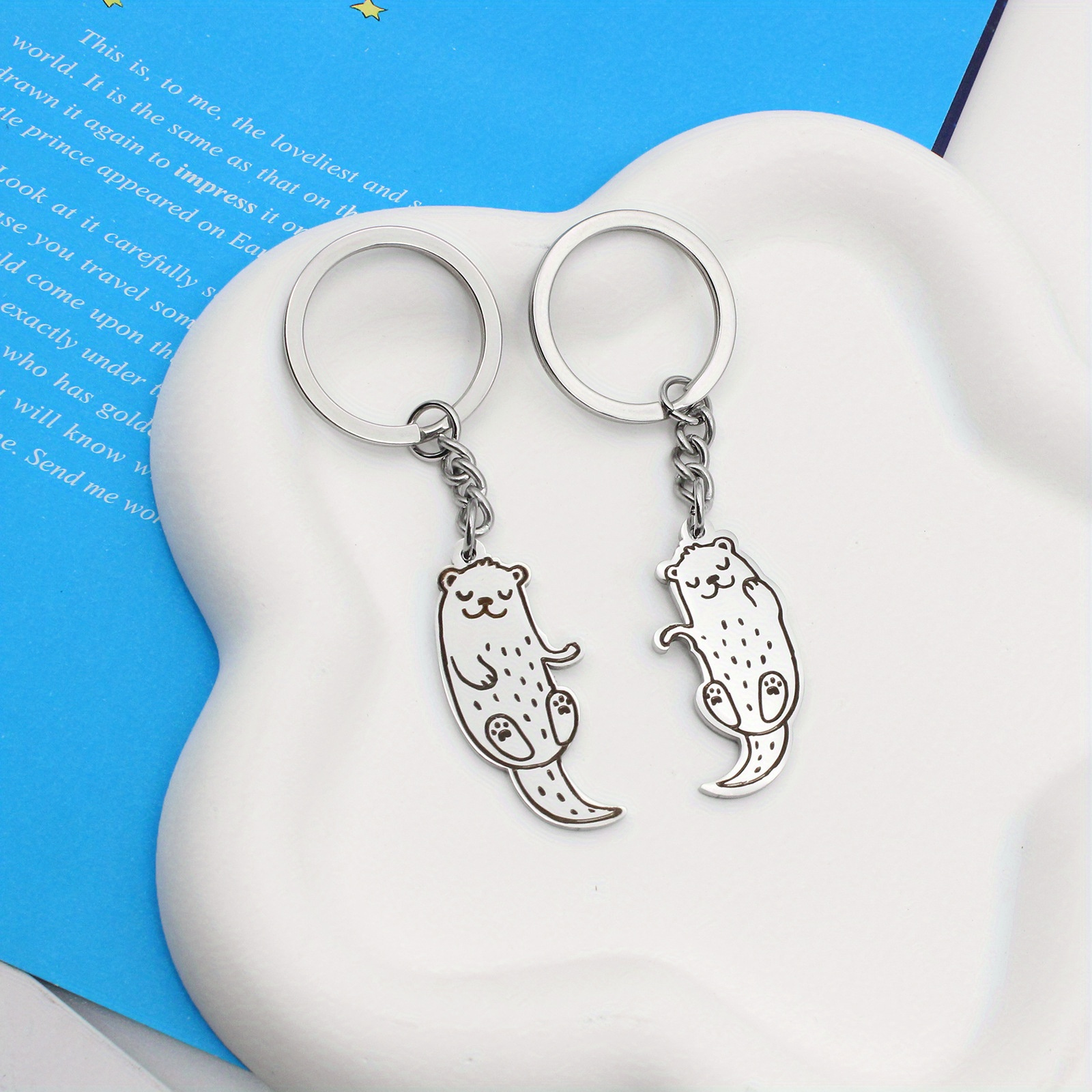 TEMU Couple Hand Held Otter Metal Keychain Pendant, Best Friend Keyring, Party Favor Gift, Home & Kitchen Decor, Durable Metal Keychain