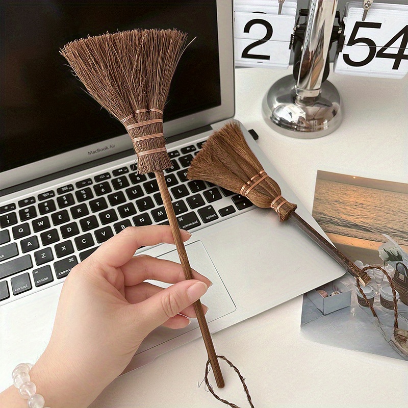 

1pc, Small And Portable Mini Broom For Cleaning Keyboards, Creative Hanging Brush For Cleaning Crevice, Cleaning Supplies, Cleaning Tool