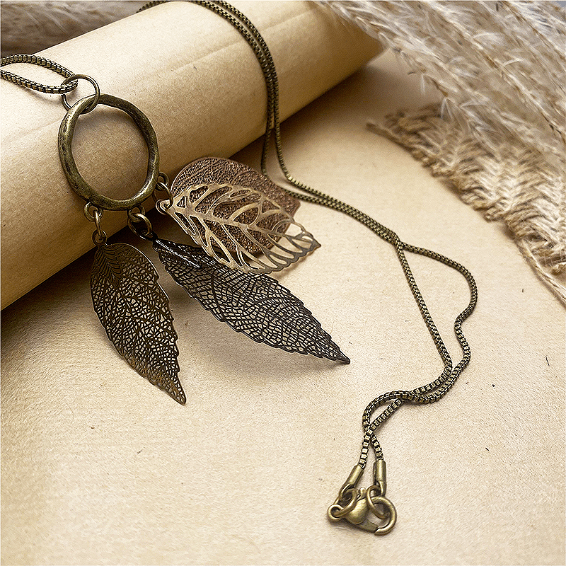 

Vein Imprint Long Sweater Necklace, Metal Leaf Pendant With Crisp Sound, Bohemian Autumn Vibe, Vintage Fall Fashion Accessory, Perfect For Women's Sweater Decoration And Gifting