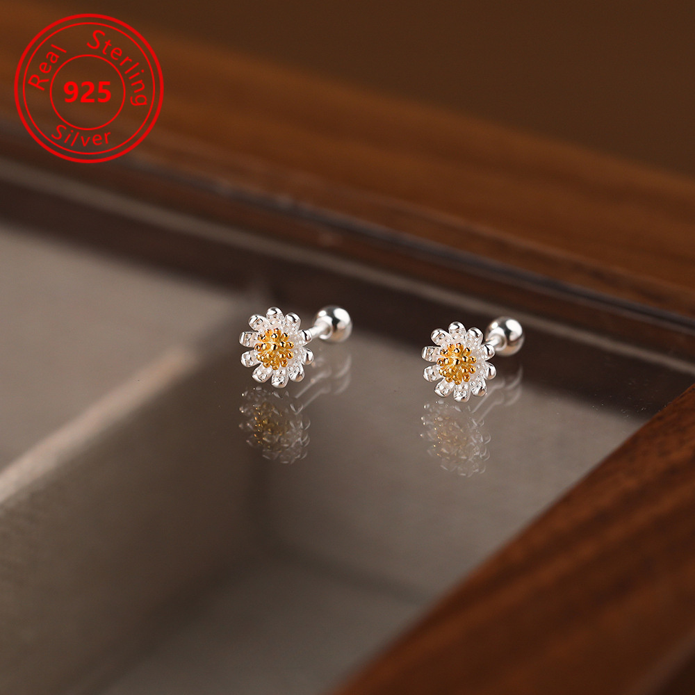 

1 Pair Of Fresh 925 Pure Silvery Small Daisy Flower Screw Ear , Sweet And And Women